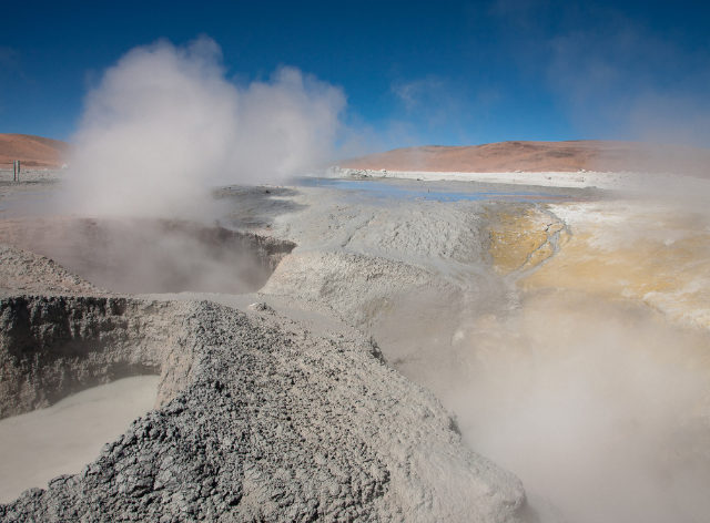 parująca ziemia, w tle góry