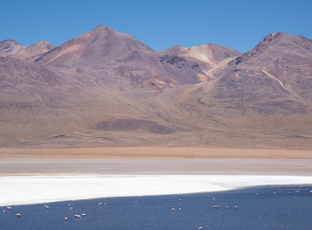 archipelag górski nad taflą wody