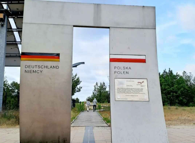 przejście, na którym namalowana flagi Polski i Niemiec