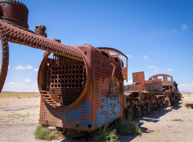zardzewiały wrak pociągu
