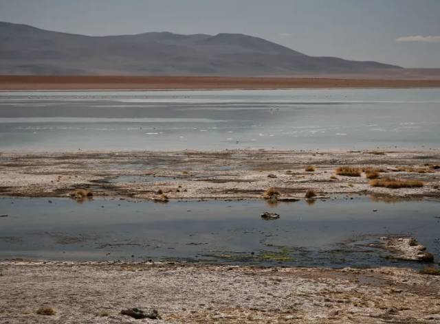 tafle z gorącą wodą, w tle góry