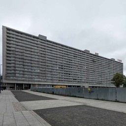 długi blok mieszkalny