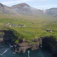 widok na klif z wioskami, w tle góry