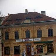 stara kamienica z szyldem serialu &quot;Ojciec Mateusz&quot;