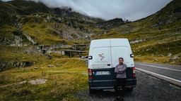 kamper i jego właścicielka na drodze w górach