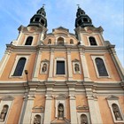 wysoki budynek z dwiema wieżami