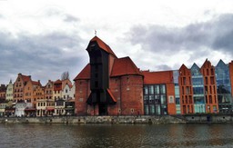 murowany budynek nad wodą