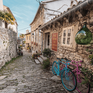 kamienna wąska uliczka z kamiennymi budynkami