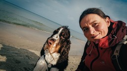 kobieta z psem nad morzem