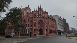 murowany budynek biblioteki