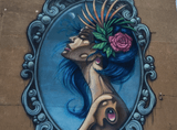 mural z popiersiem pięknej kobiety w lustrze