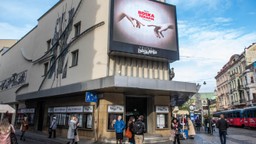 prostokątny budynek, na jego ścianach znajdują się płaskorzeźby