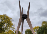 trójnogi betonowy pomnik wysokości drzew