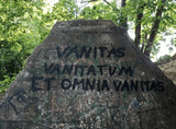 kamień z napisem "vanitas vanitatum et omnia vanitas"