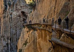 zabezpieczona ścieżka górska przy ścianie skalnej