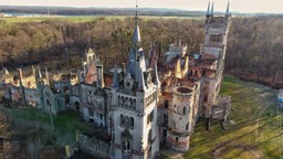 widok z lotu ptaka na pałac