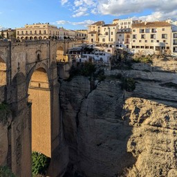 most nad wielką przepaścią, w tle widoczne miasto