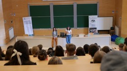 aula wykładowa pełna uczniów, studenci na wykładzie, dni turystyki, uniwersytet im. Adama Mickiewicza, UAM Poznań, pasjonaci podróży