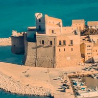 kamienna warownia nad morzem