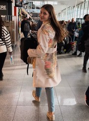 idąca dziewczyna odwraca się do aparatu i uśmiecha się