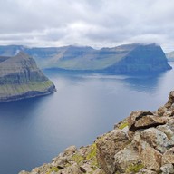 widok na zatokę pośród lądu z górami