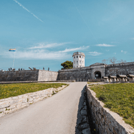 droga prowadząca do kamiennej twierdzy