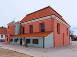 murowana jasnoczerwona synagoga