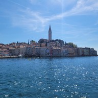 widok na wąsko zabudowane miasto