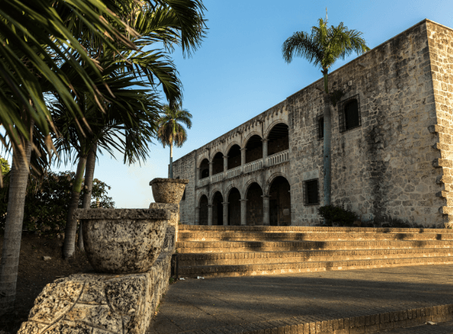 schody do kamiennego budynku z kolumnami