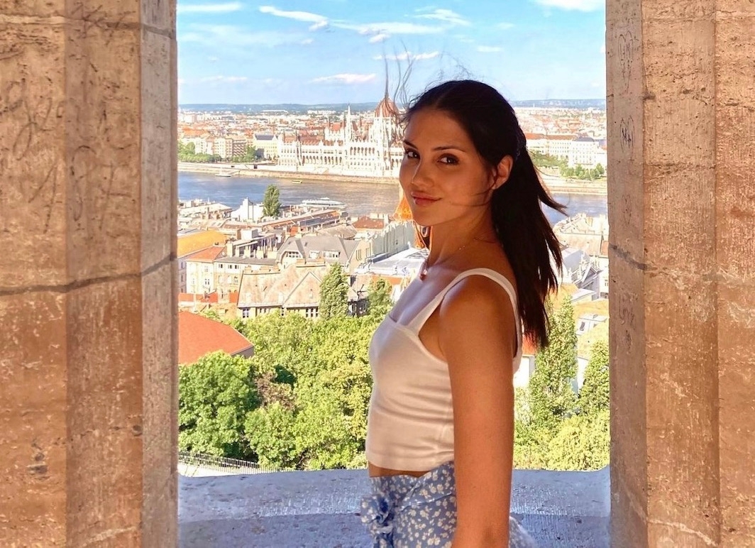 dziewczyna pozująca do zdjęcia przy starożytnej budowli