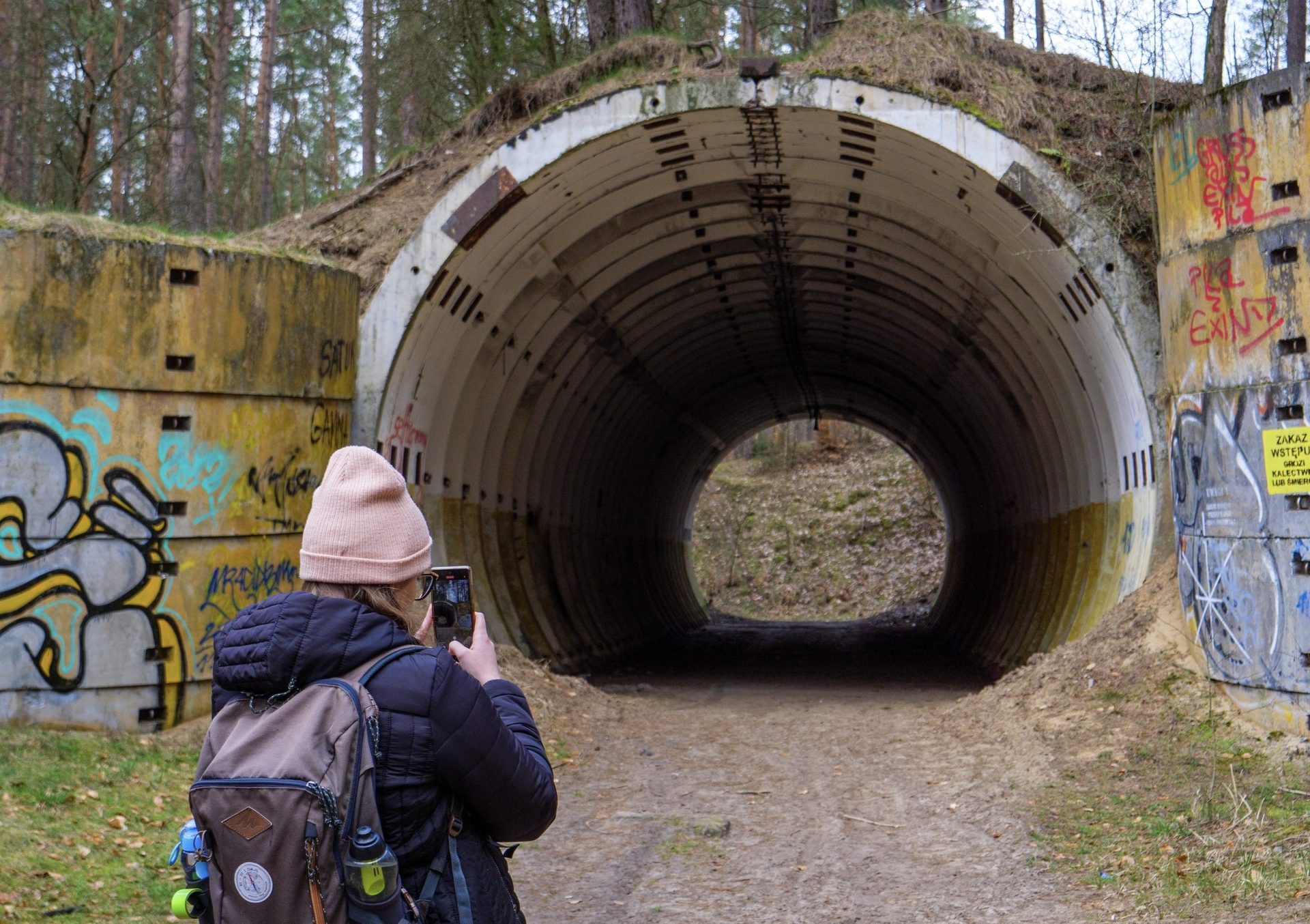 kobieta fotografująca stary obiekt militarny