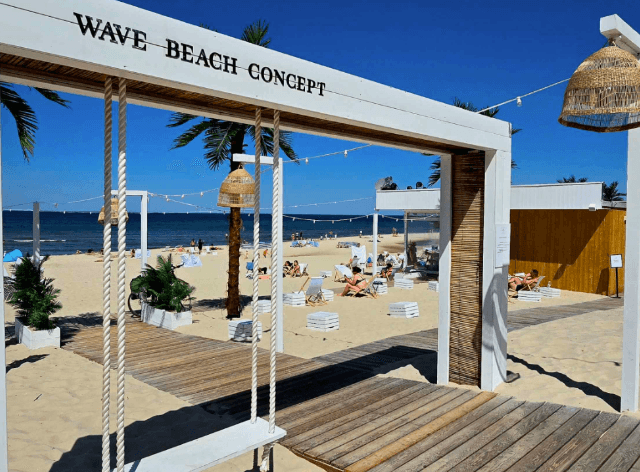 wejście na plażę po drewnianym chodniku